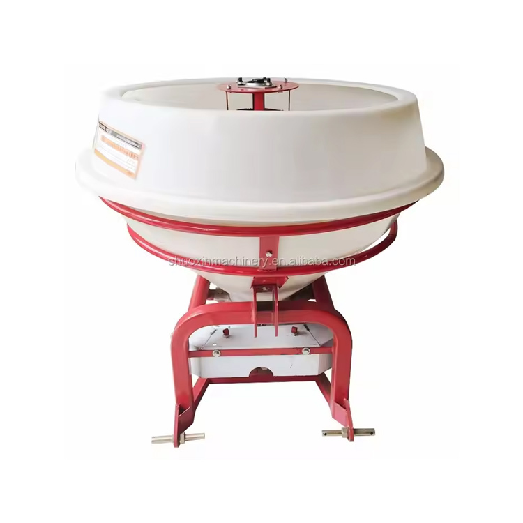 शेतात प्लॅस्टिक खत स्प्रेडरचा वापर